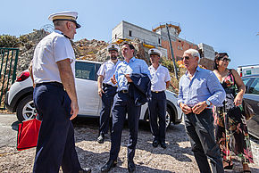 Le premier-maître Daniel Dauphin, chef du sémaphore du Dramont ; le capitaine de corvette Frédéric Nicolle, commandant de la FOSIT (qui regroupe l’ensemble des 19 sémaphores) ; ont accueilli le maire pour cette visite des lieux organisée à l’initiative du Raphaëlois Michel Lambot, passionné de mer, champion du monde de Moth Europe (voile) en 1967.
