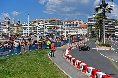 Une voiture de course roule long du front de mer