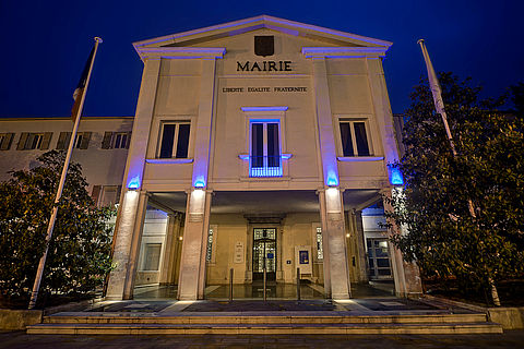 L'hôtel de Ville éclairé en bleu pour saluer le travail des soignant