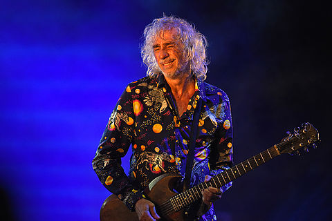 Louis Bertignac à la guitare sur la scène du Palais des congrès
