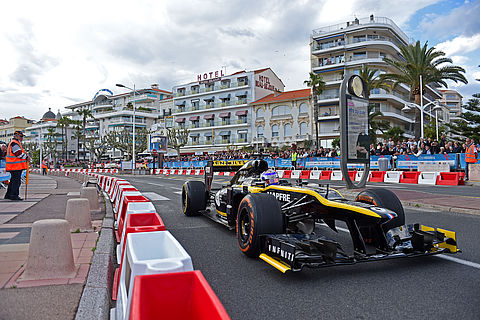 La formule 1 roule sur le front de mer