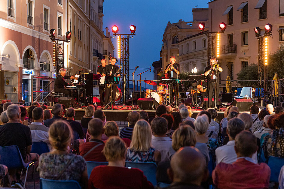 La place Coullet transformée en Dancing Zone pour le Festival des Jazz Ville de SaintRaphaël La place Coullet transformée en Dancing Zone pour le Festival des Jazz Ville de SaintRaphaël