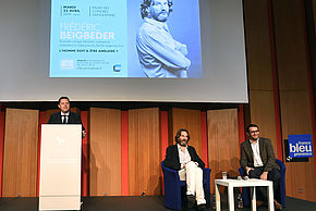 le maire, frédéric Beigbeder et le directeur de cabinet du maire sur la scène