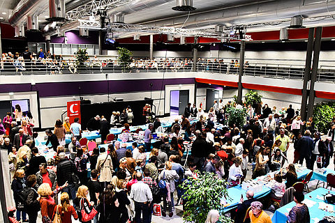 les visiteurs de la fête du livre circulent parmis les 30 stands de romanciers