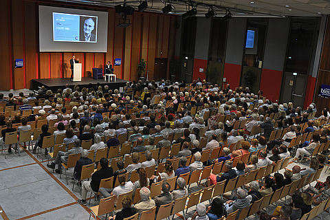 Ce 13 juin, au Palais des congrès, un public nombreux est venu assister à la conférence de Philippe val, dans le cadre des Conférences de 18h59.