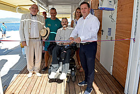la structure était inaugurée par le maire, Frédéric Masquelier, en présence de gauche à droite de Jean-Marc Pedrona, président de l’APAJH du Var; Eric Laguette, chargé de mission autonomie accessibilité; Fabrice Morenval, conseiller municipal délégué à la politique de l’autonomie et de l’accessibilité; et de notre charmante Miss Saint-Raphaël !