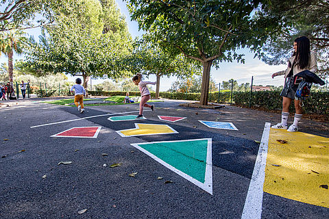 Ludique, l'aire de jeux comble les enfants.