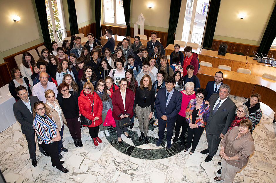 Elèves, professeurs et membre du conseil municipal en salle du conseil