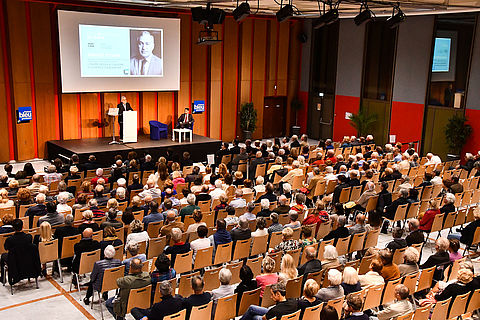 salle comble pour la conférence d'Arnaud Teyssier au Palais des congrès