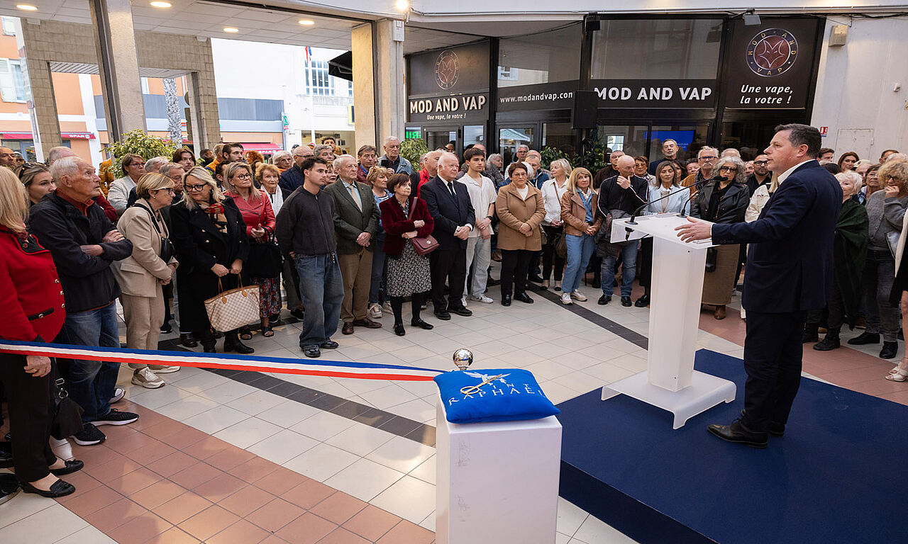 Une nouvelle toiture pour le centre commercial de la gare : un lan pour le  commerce de proximit - Ville de Saint-Raphal