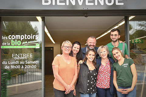 l'équipe " Les Comptoirs de la Bio" pause devant l'enseigne