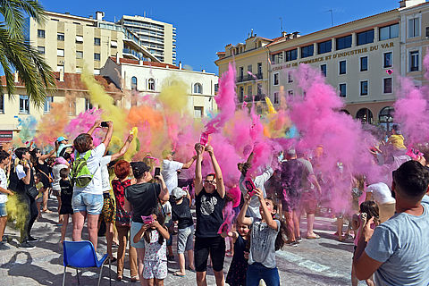 Lancer de pigments sur la place Coullet lors du 2e Festival de la craie.