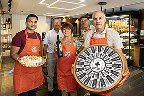 l'équipe de "Ma fromagerie " Steven, Régine et Ludovic en présence de Hervé Chiron, adjoint délégué au quartier de Valescure et aux relations avec les associations, et de Stéphane Iseppi, adjoint délégué à l'Economie
