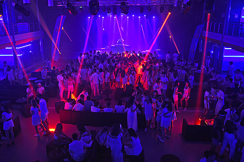 la jeunesse Raphaëloise s'est emparée de la piste de l'Estérel Arena pour la soirée White party!