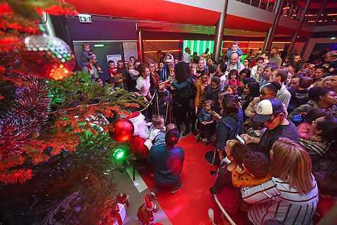 L'émerveillement des enfants en présence du Père Noël.